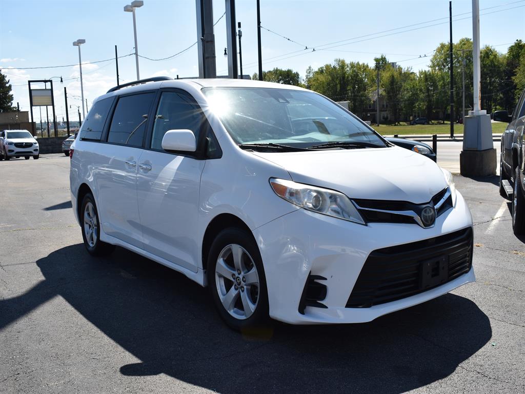 2020 Toyota Sienna LE photo 3