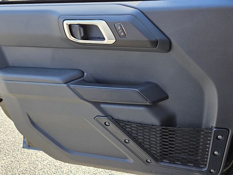 2025 Ford Bronco Base photo 27