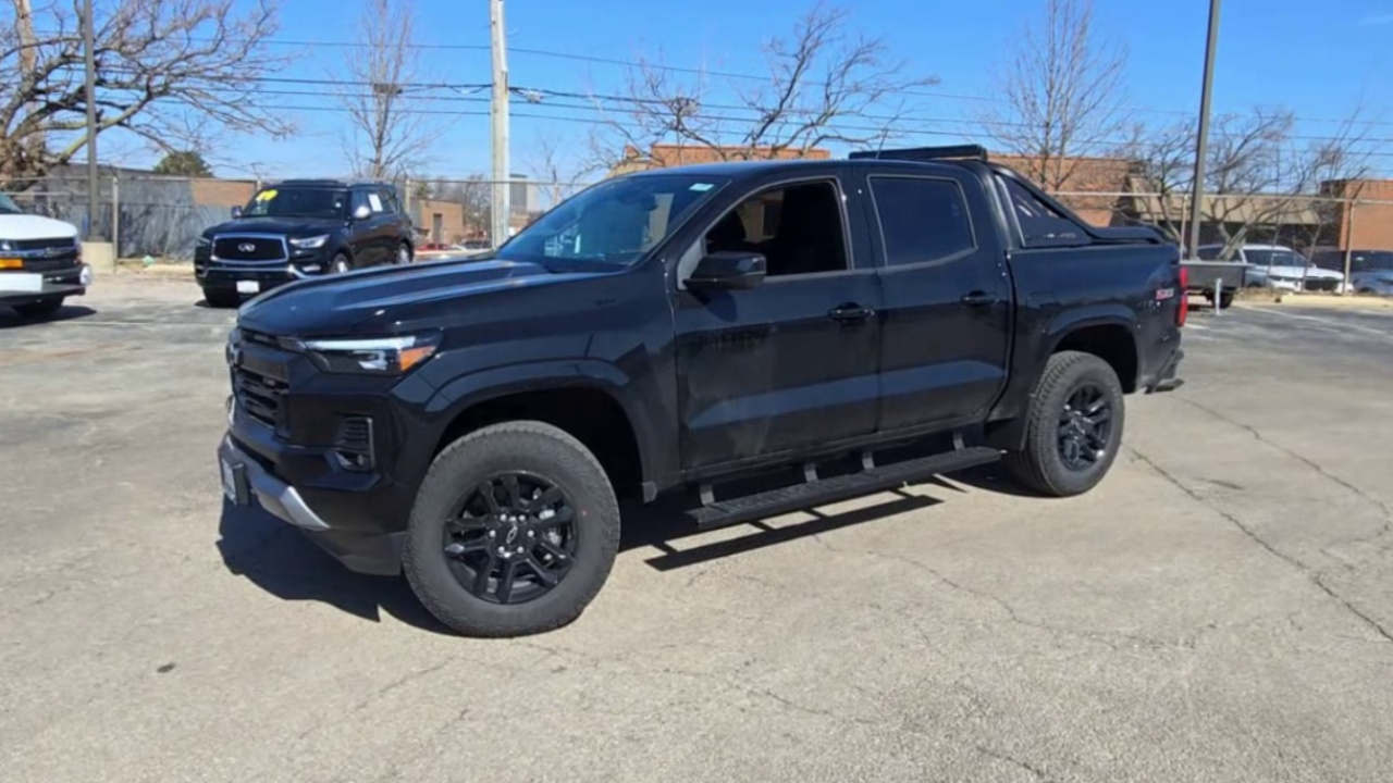 2025 Chevrolet Colorado Z71 photo 3