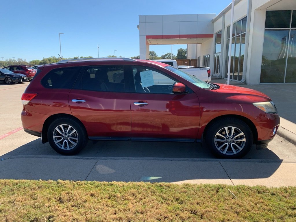 2015 Nissan Pathfinder SV photo 3