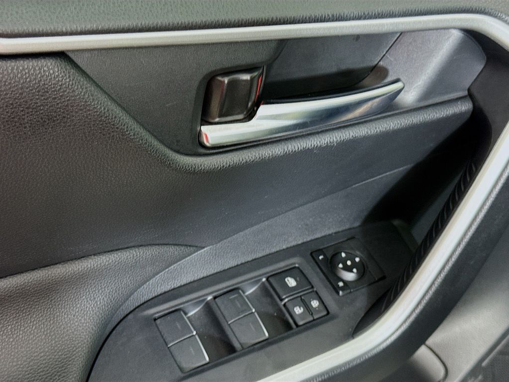 2023 Toyota RAV4 Hybrid XLE photo 18
