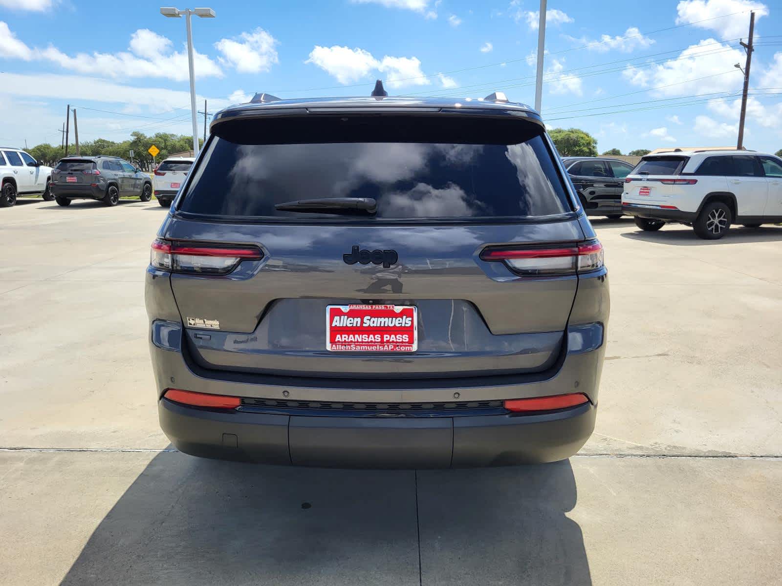 2023 Jeep Grand Cherokee Laredo Altitude photo 3