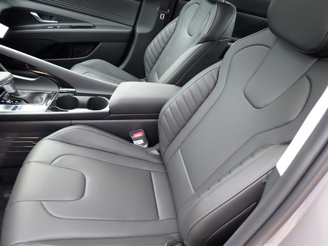 2025 Hyundai Elantra Limited photo 11