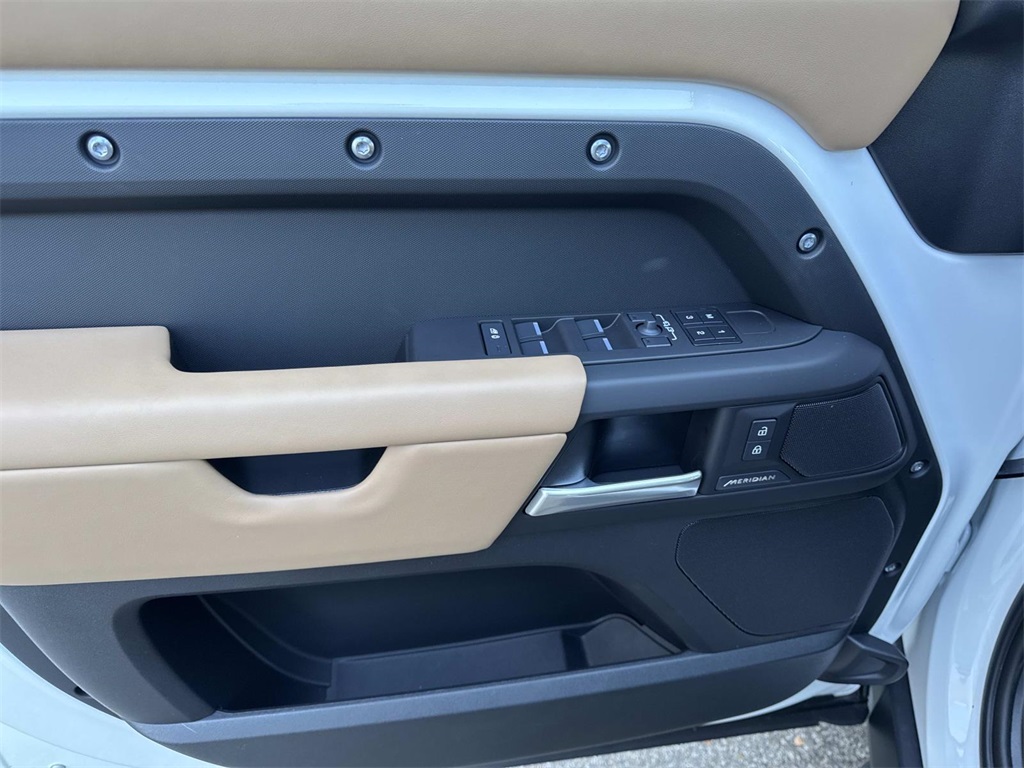 2025 Land Rover Defender 130 S photo 17