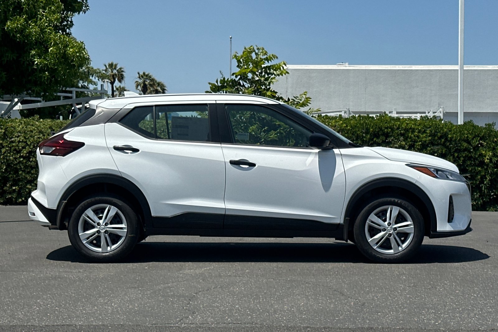 2025 Nissan Kicks Play S photo 3