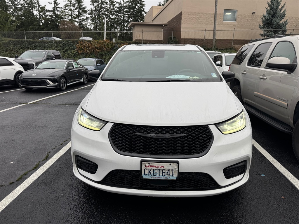 2023 Chrysler Pacifica Hybrid Limited's photo