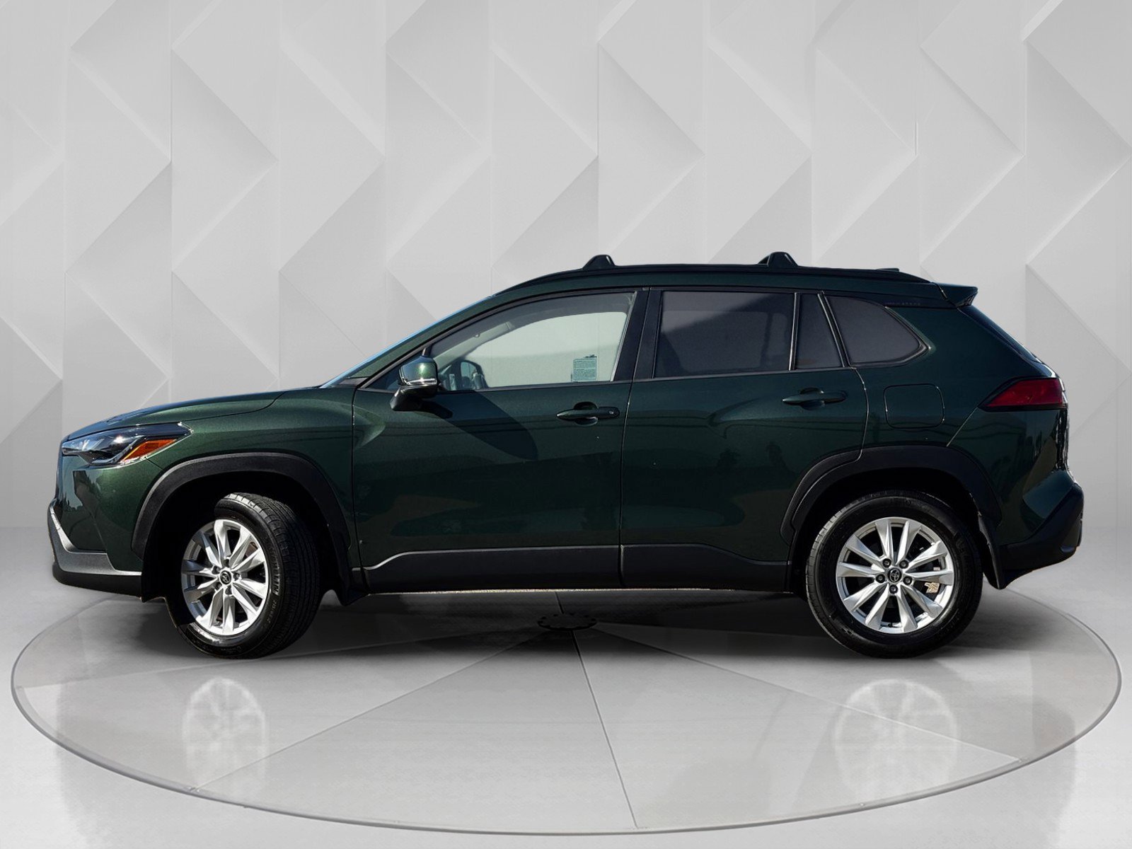2022 Toyota Corolla Cross LE photo 2