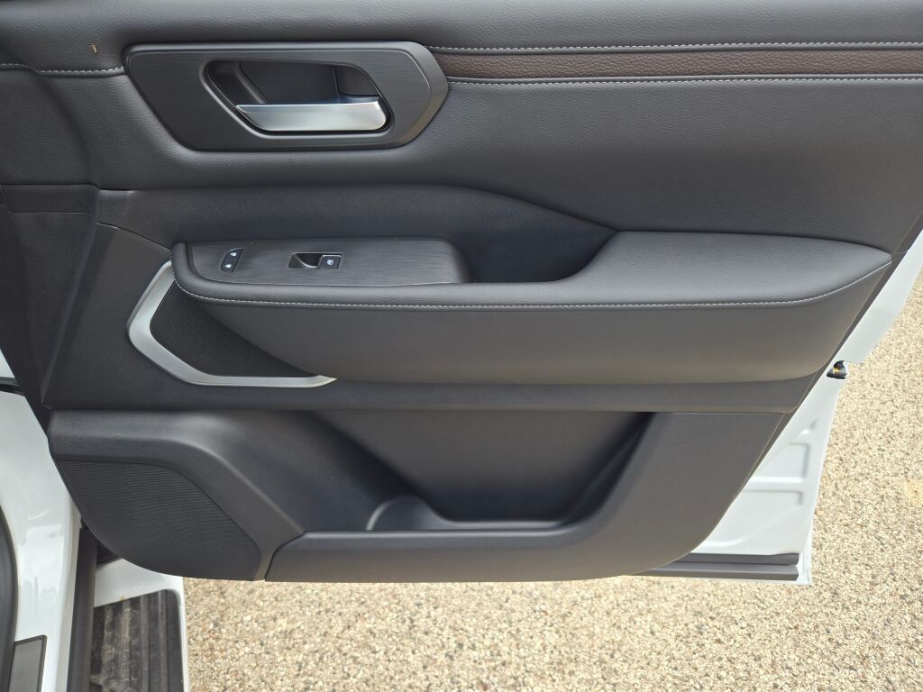 2025 Nissan Armada Platinum Reserve photo 4