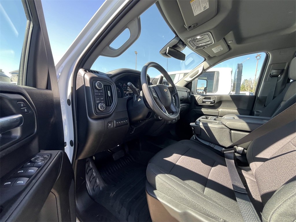 2025 Chevrolet Silverado 3500HD Work Truck photo 4