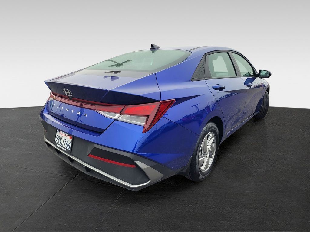 2025 Hyundai Elantra SE photo 3