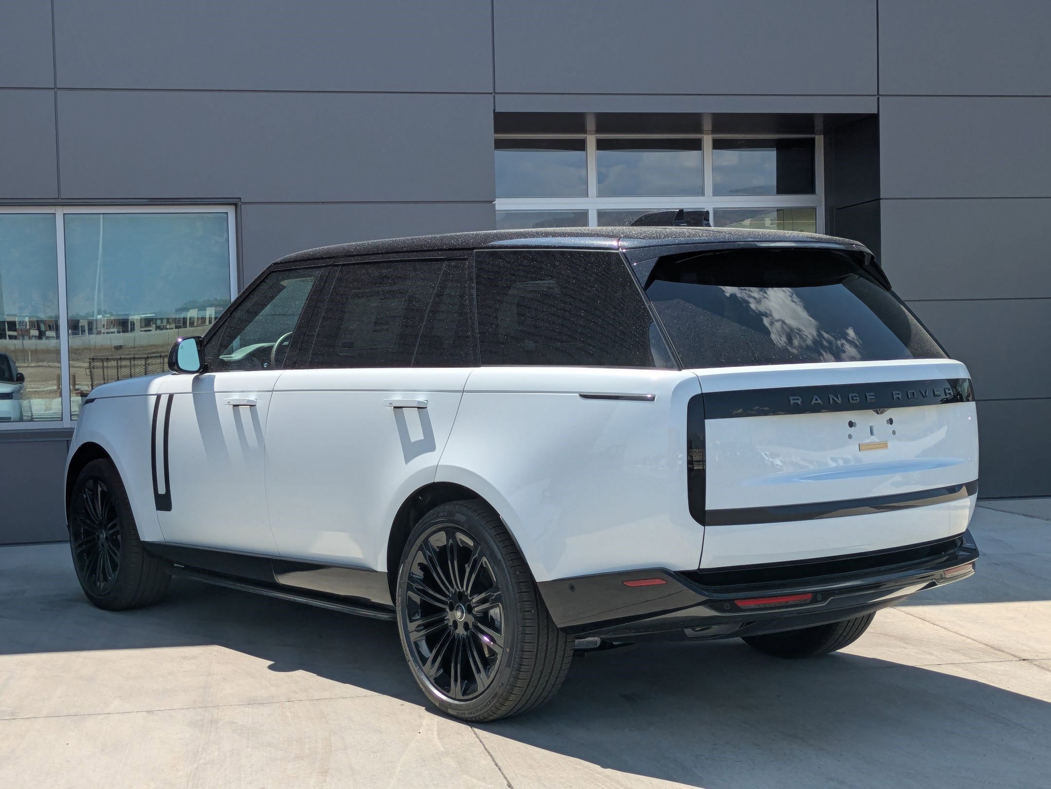 2025 Land Rover Range Rover SE photo 8
