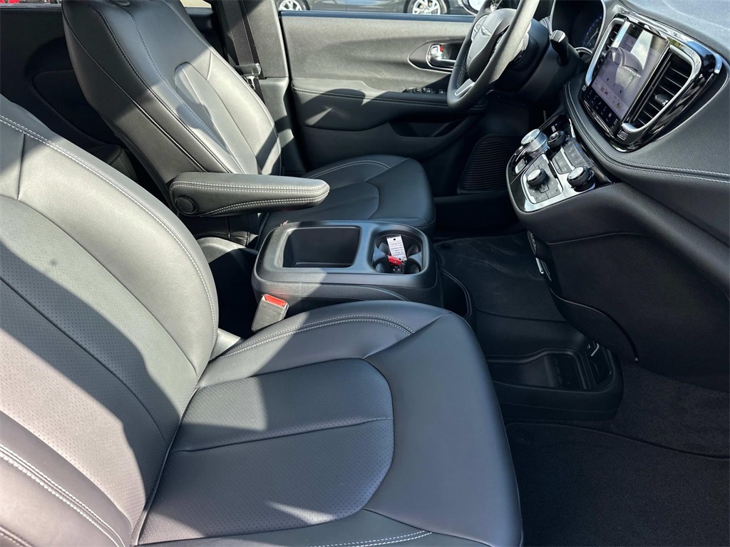 2025 Chrysler Pacifica photo 16
