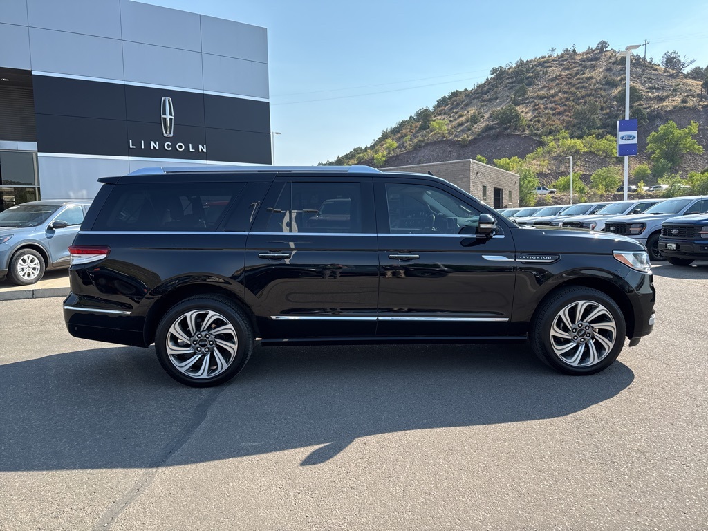 2023 Lincoln Navigator L Reserve photo 6