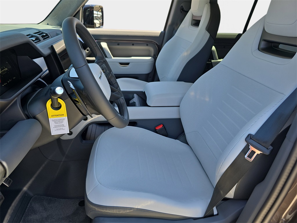 2025 Land Rover Defender 110 V8 photo 14