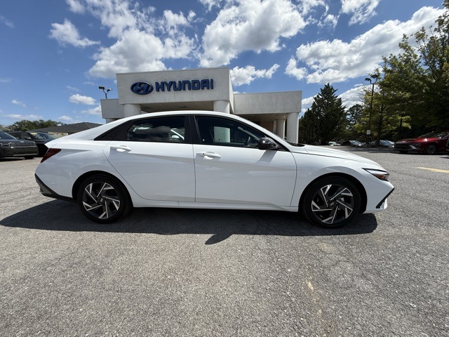 2025 Hyundai Elantra SEL Sport photo 2