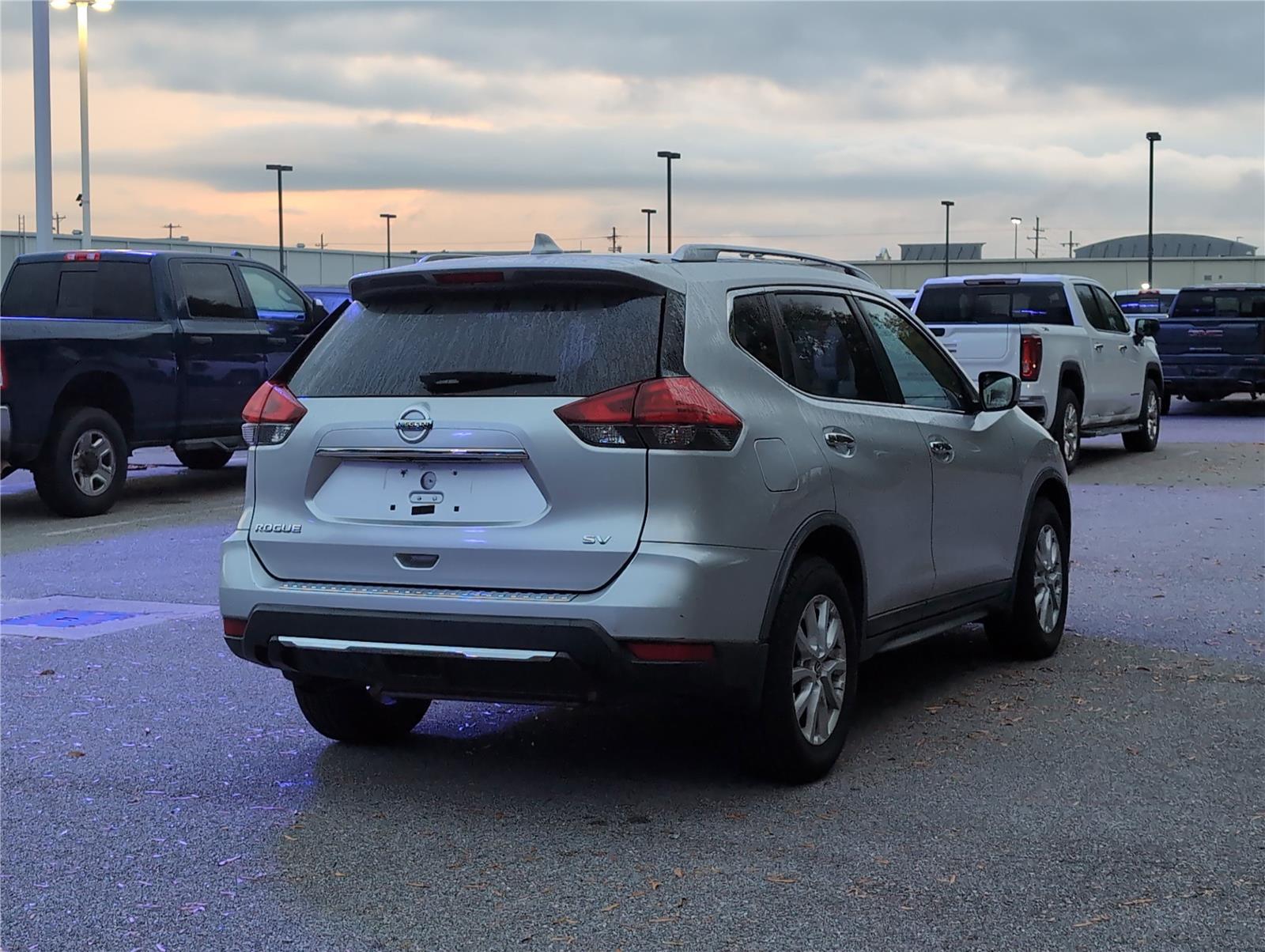 2017 Nissan Rogue SV photo 3