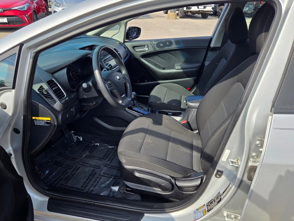 2018 Kia Forte LX Base photo 16
