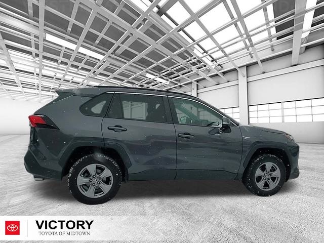 2022 Toyota RAV4 XLE photo 2