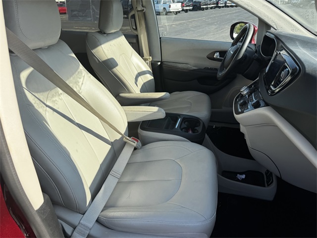 2017 Chrysler Pacifica Touring L photo 14