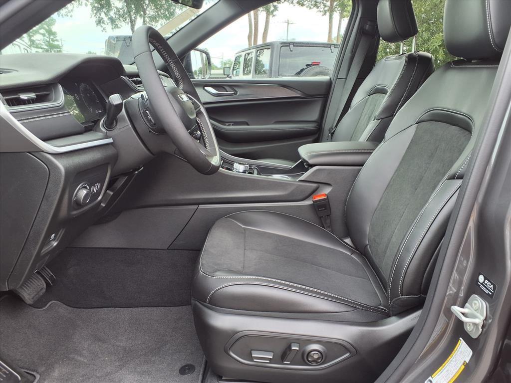 2025 Jeep Grand Cherokee Altitude photo 3