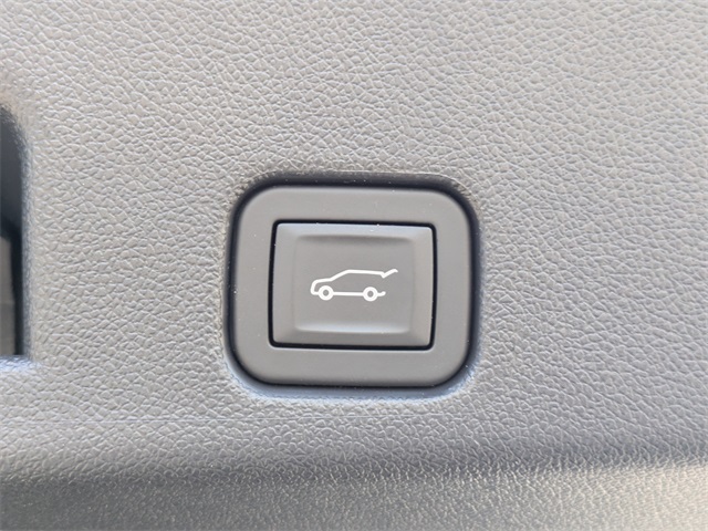 2025 Chevrolet Traverse photo 13
