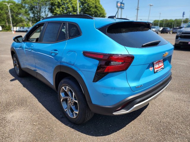 2025 Chevrolet Trax LT photo 7