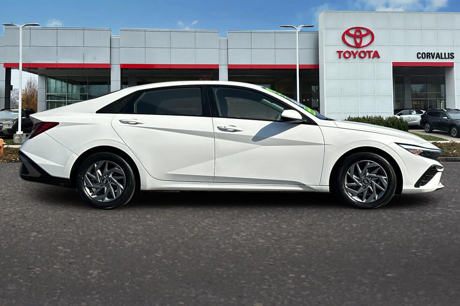 2024 Hyundai Elantra SEL photo 2