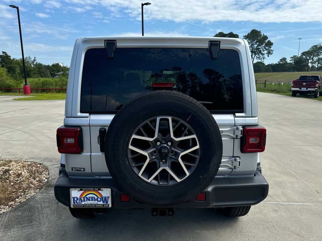 2024 Jeep Wrangler Sahara photo 5