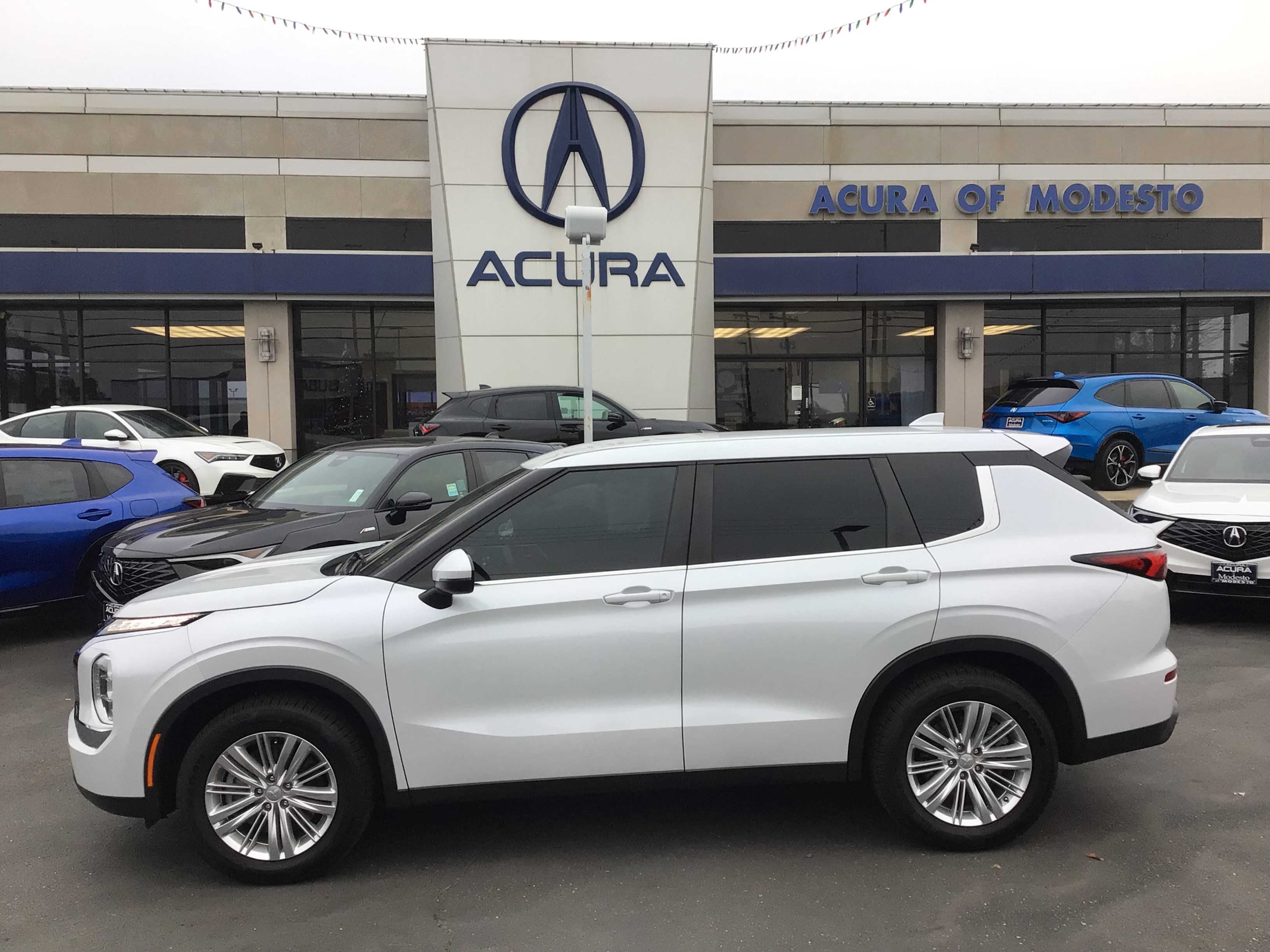 2022 Mitsubishi Outlander ES's photo