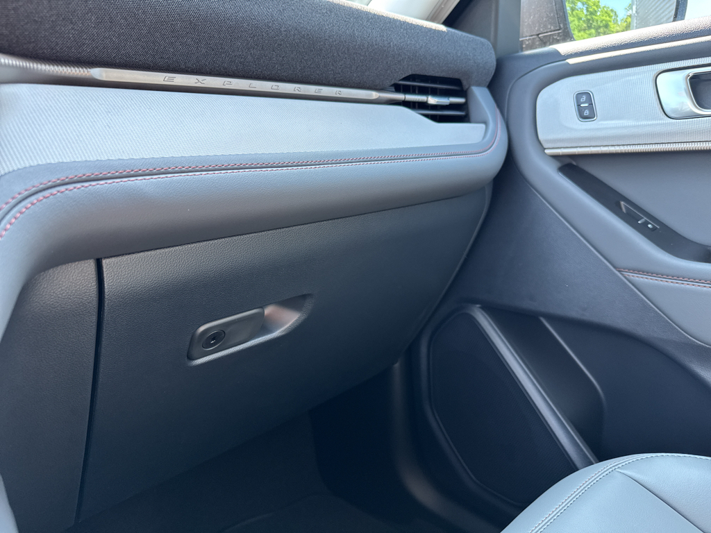 2025 Ford Explorer photo 32