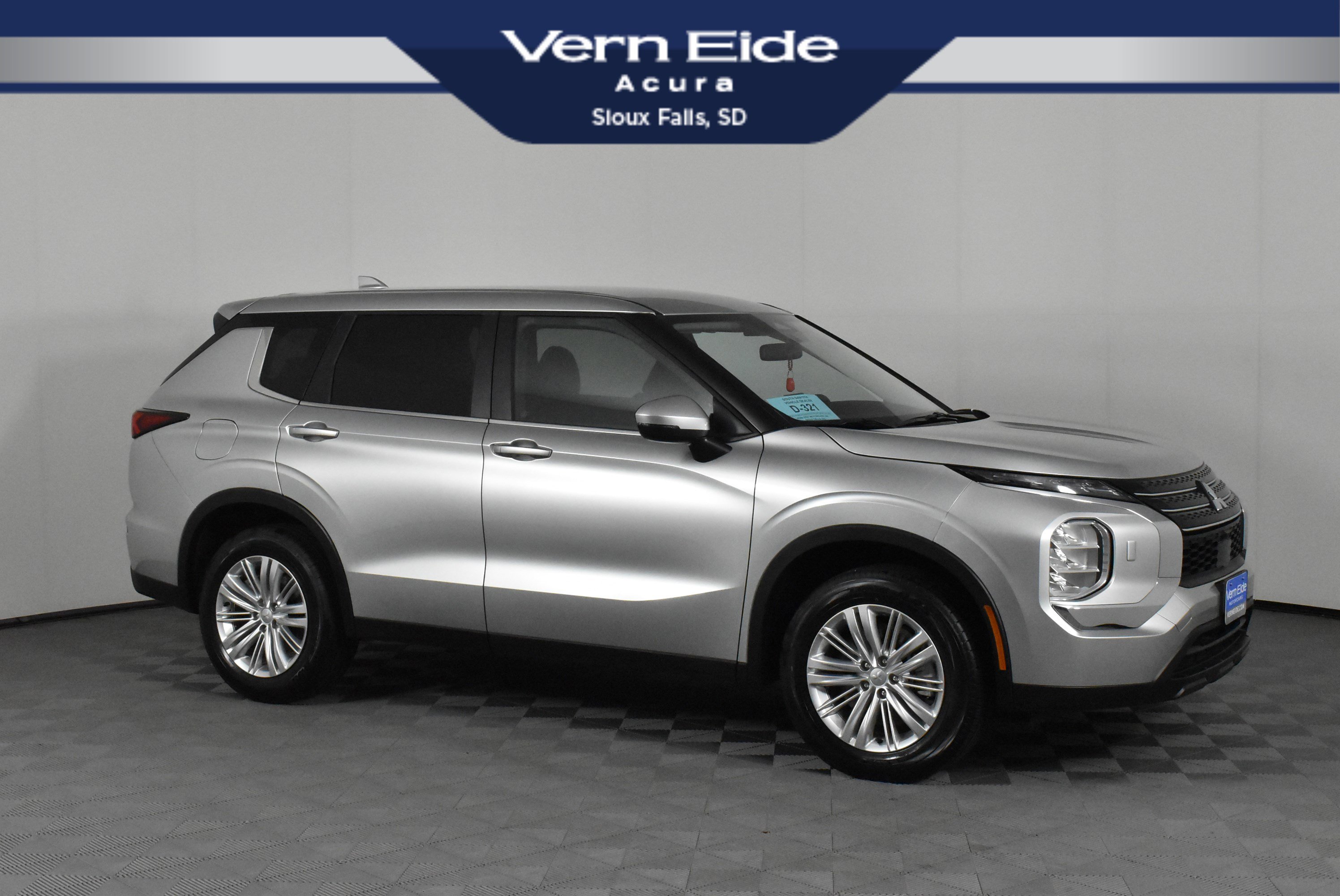 2024 Mitsubishi Outlander ES's photo