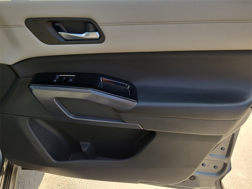 2023 Nissan Pathfinder SL photo 4