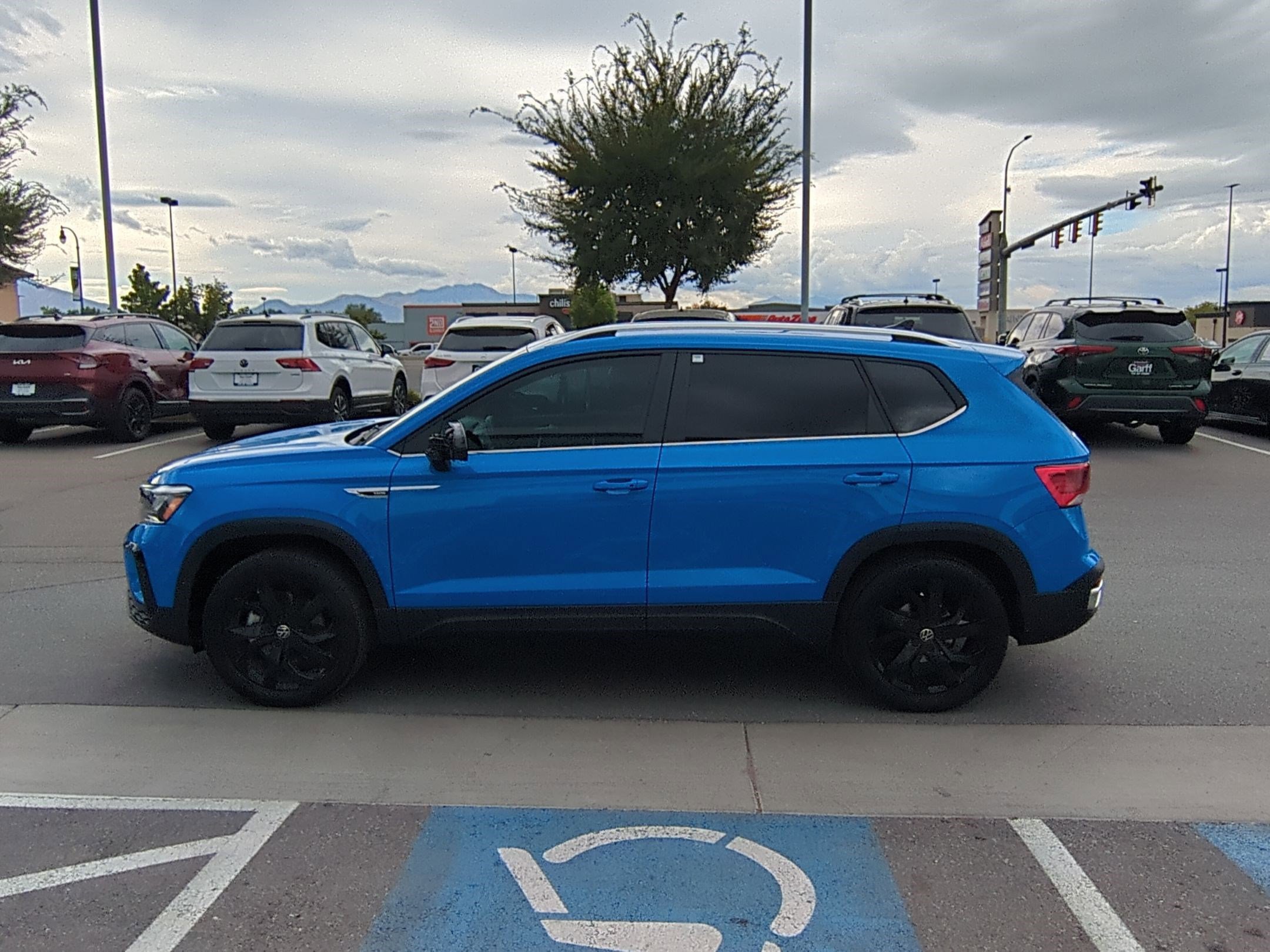 2022 Volkswagen Taos SE photo 3