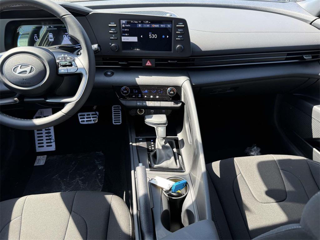 2025 Hyundai Elantra SEL Sport photo 18