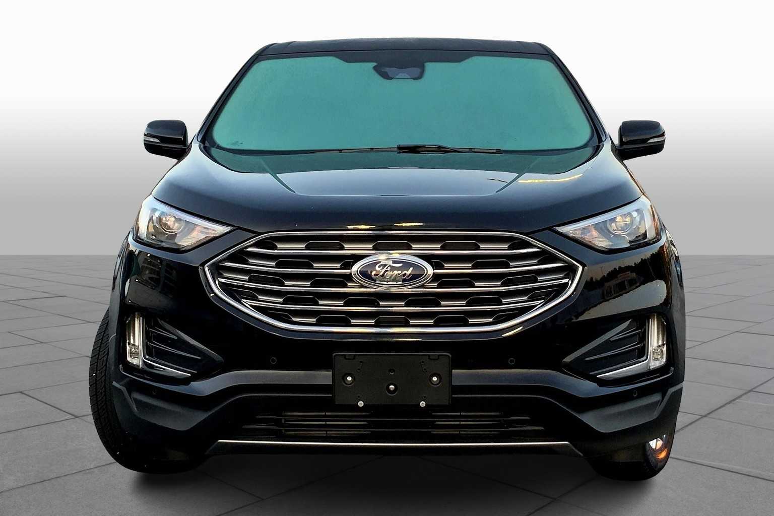 2023 Ford Edge Titanium photo 3