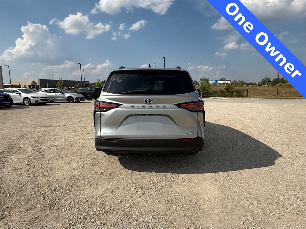 2021 Toyota Sienna LE photo 6