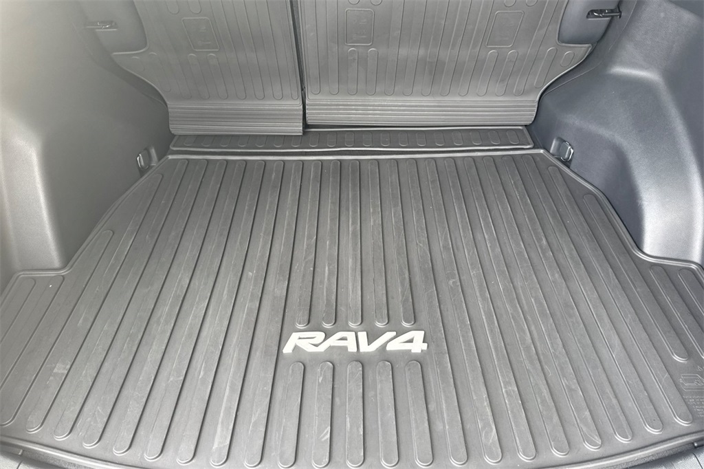 2022 Toyota RAV4 Hybrid SE photo 18