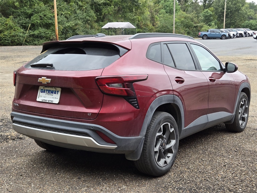 2025 Chevrolet Trax LT photo 2