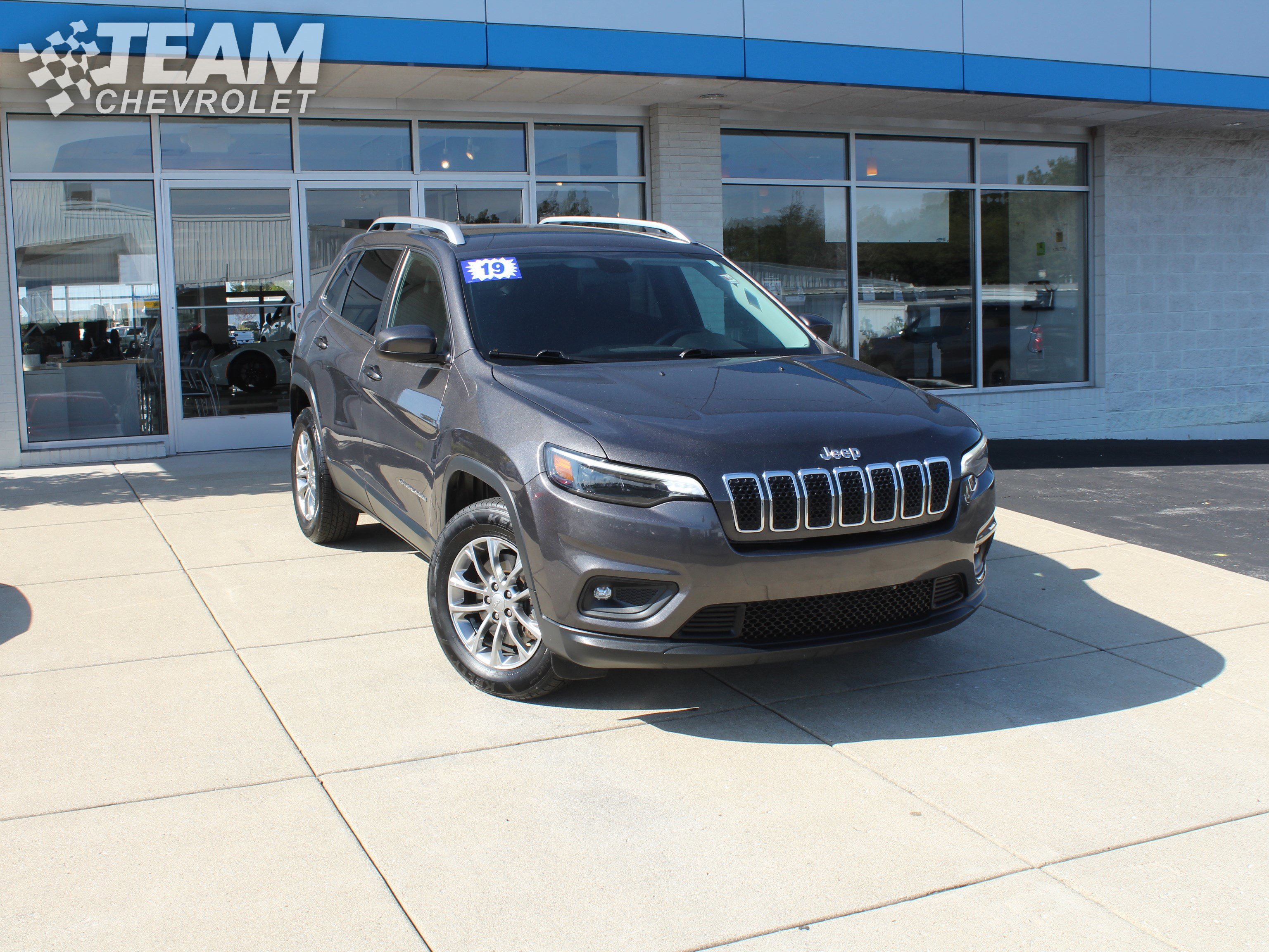 2019 Jeep Cherokee Latitude photo 2
