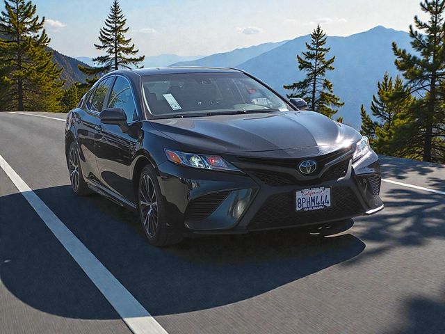 2020 Toyota Camry SE's photo