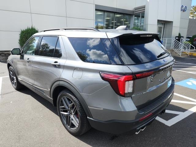 2025 Ford Explorer ST photo 4