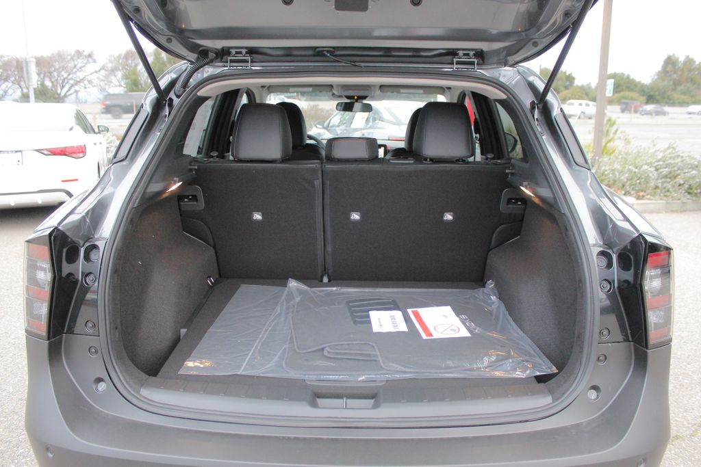 2025 Nissan Kicks SR photo 6