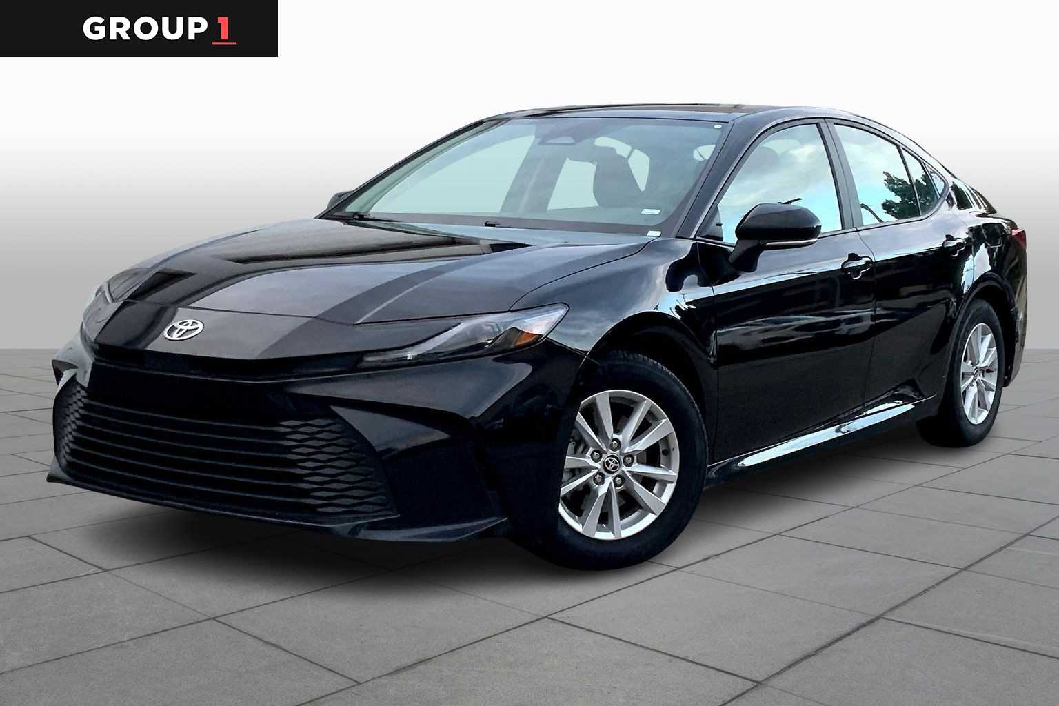 2025 Toyota Camry LE's photo