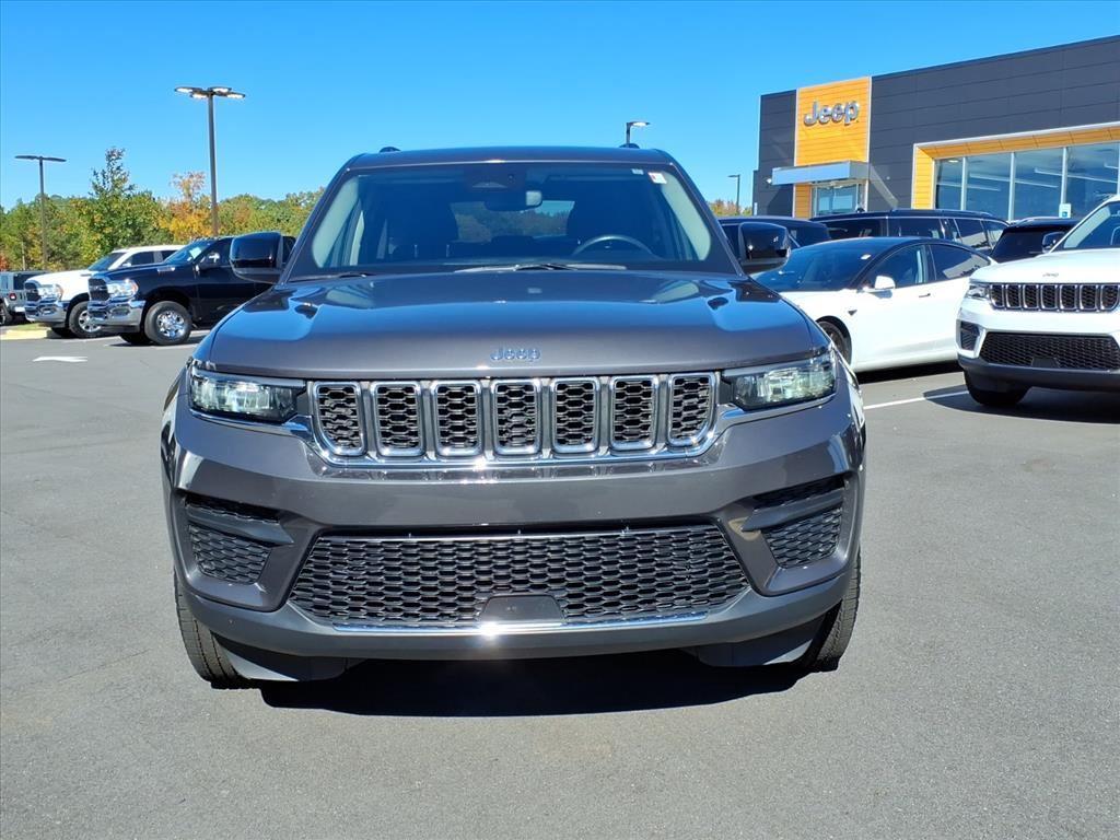 2022 Jeep Grand Cherokee Laredo photo 2