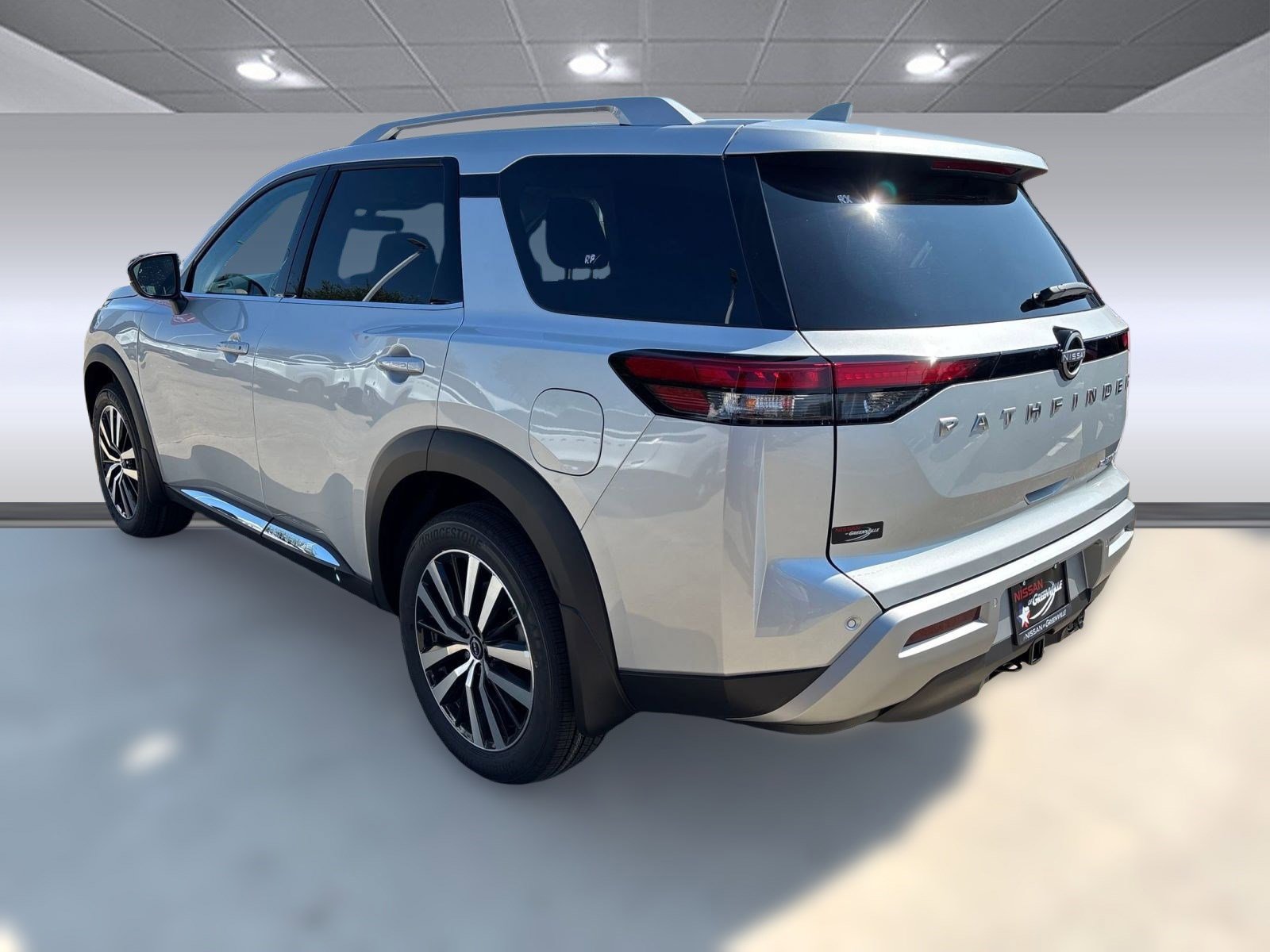 2025 Nissan Pathfinder Platinum photo 3