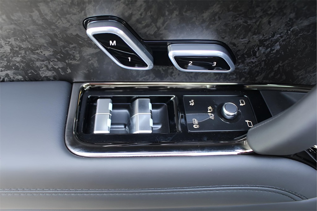 2025 Land Rover Range Rover Sport SE photo 9