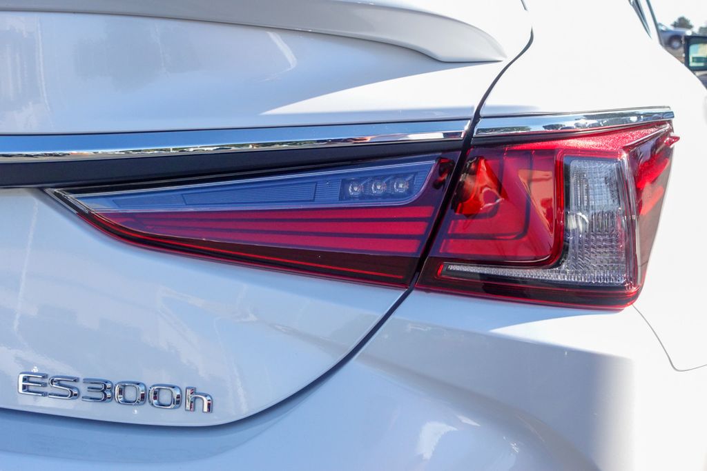 2023 Lexus ES 300h photo 5