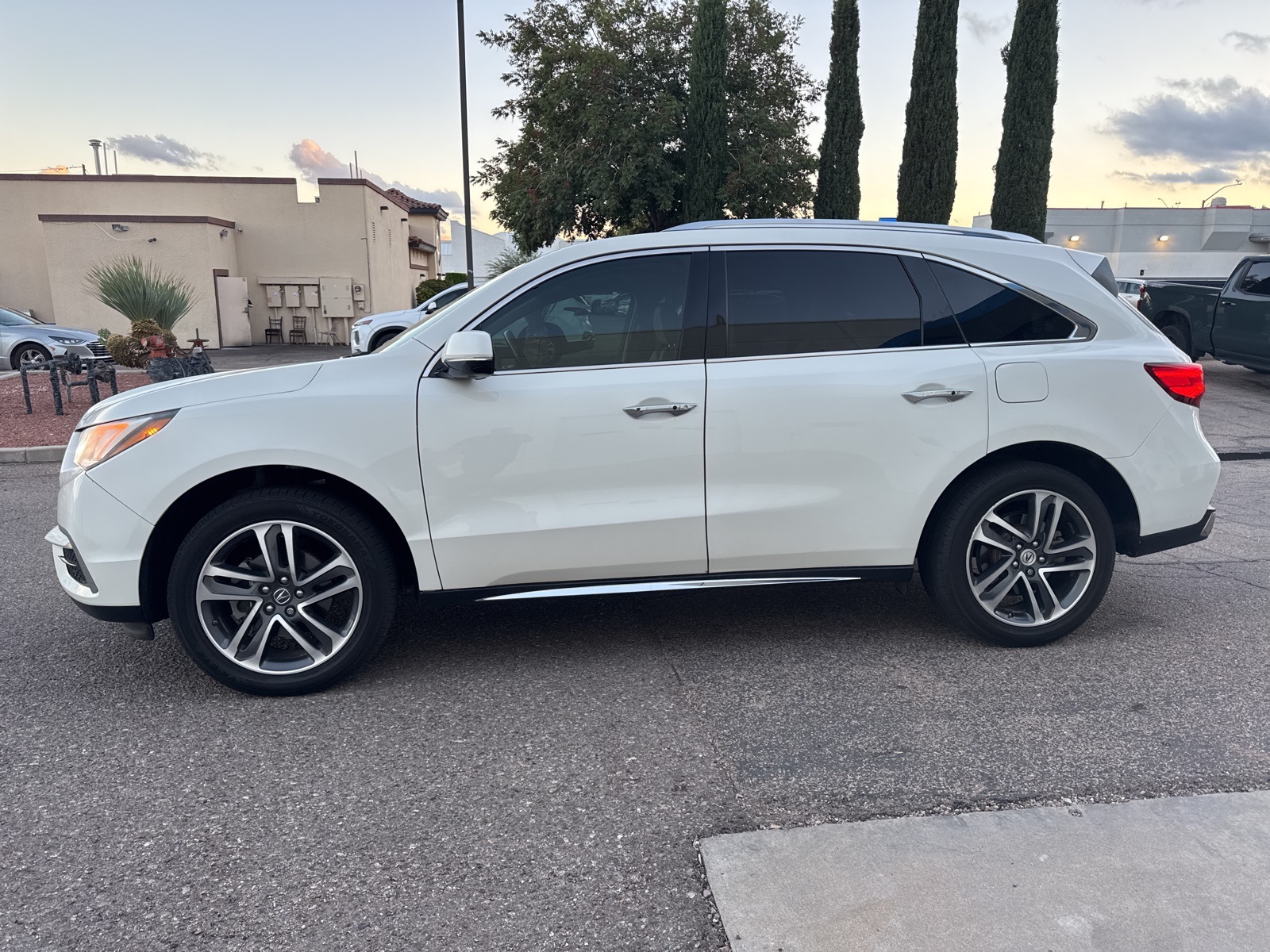 2017 Acura MDX SH-AWD Advance photo 2