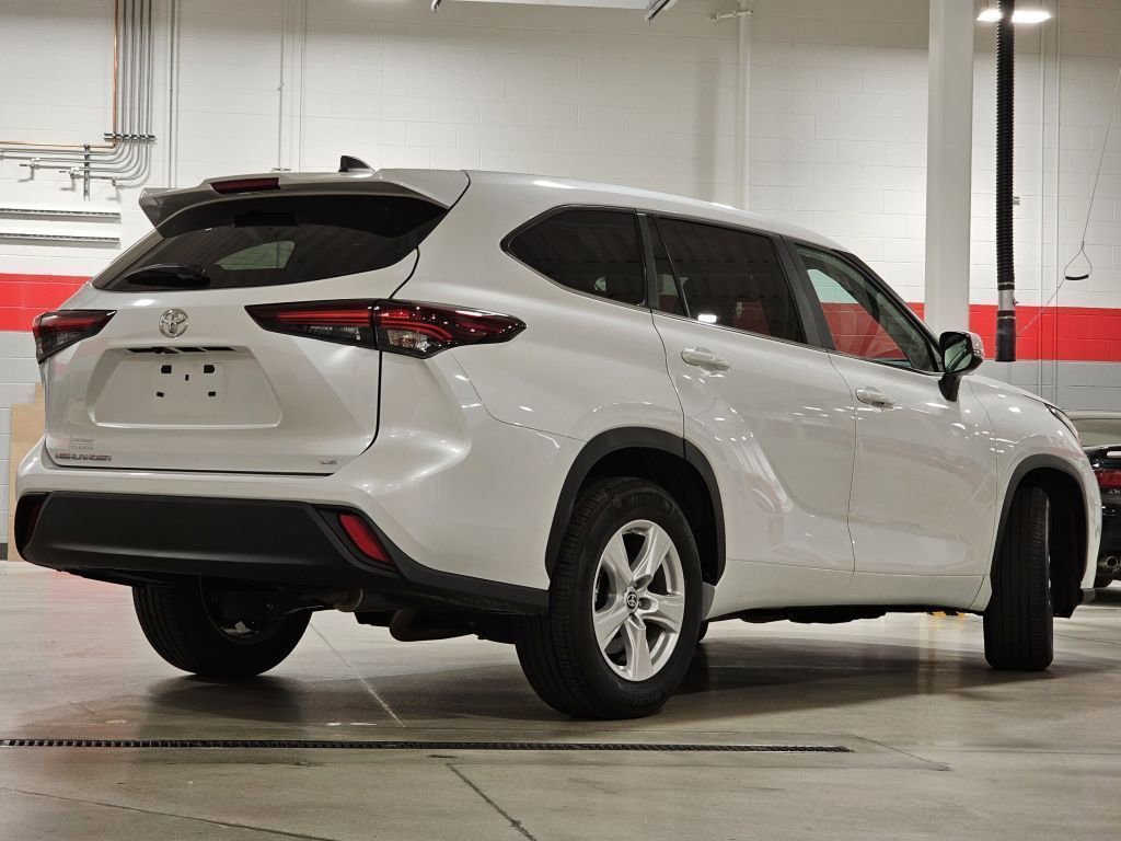 2024 Toyota Highlander LE photo 7