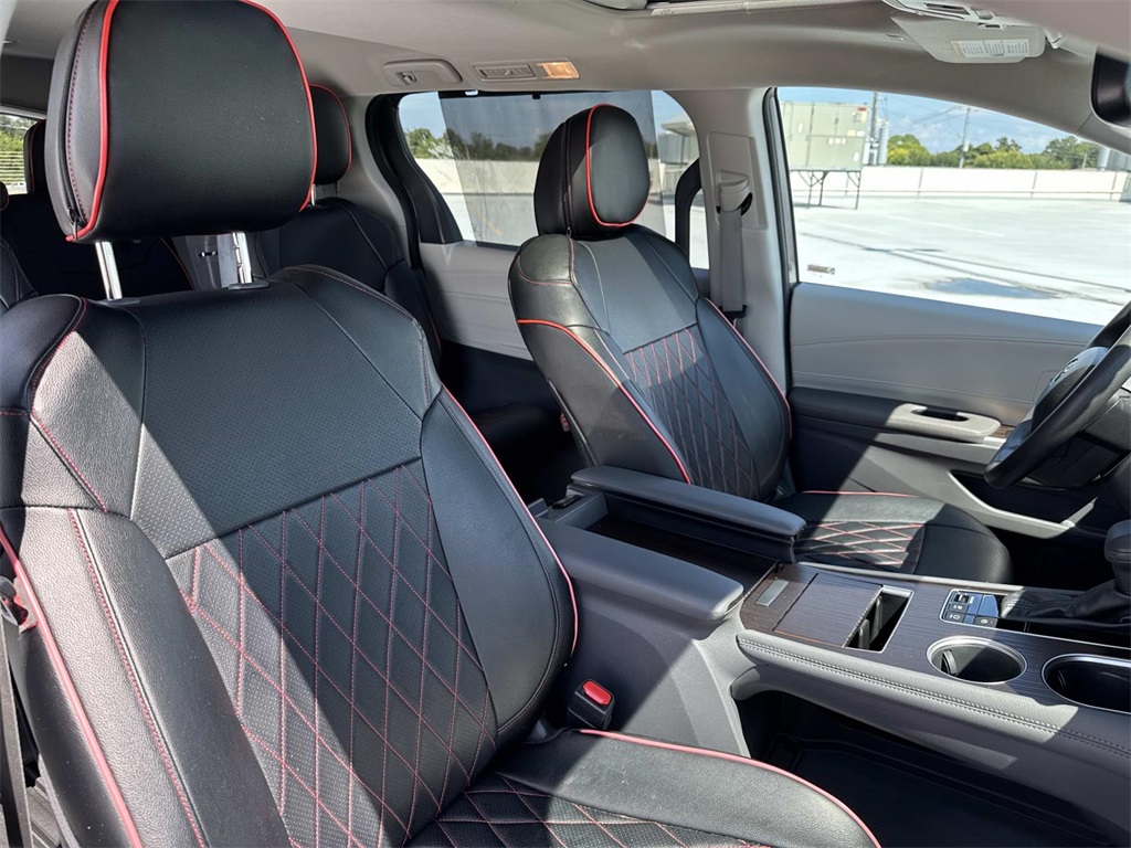 2024 Toyota Sienna LE photo 8